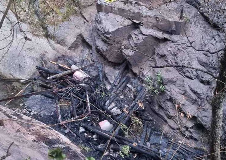 Запален мостот под Смоларскиот водопад – пожарот се проширил во околината