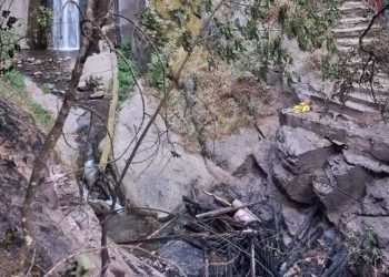 Запален мостот под Смоларскиот водопад – пожарот се проширил во околината