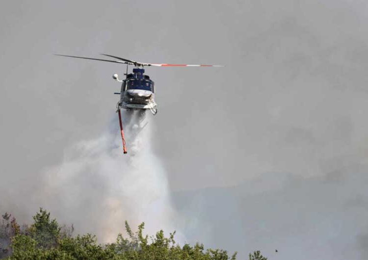 Два хеликоптери на МВР го гаснат пожарот кај село Сушево, опасноста по селото отстранета