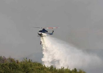 Два хеликоптери на МВР го гаснат пожарот кај село Сушево, опасноста по селото отстранета