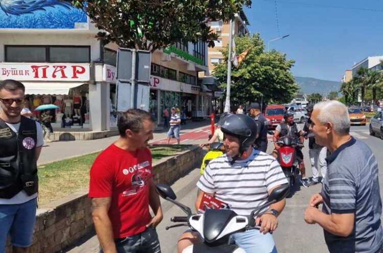 Полициски службеници спроведуваат превентивна активност под мотото „Носи кацига – вози безбедно“