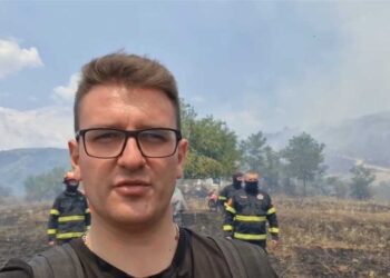 Пожарникари и цивили се заробени од пожарот на планината Огражден, меѓу нив и градоначалникот на Ново Село кој објави видео обраќање