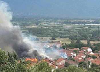 ЦУК: Силен пожар во струмичко Ново Село, зафатени три куќи во близина има и бензинска – повикани се и хеликоптери