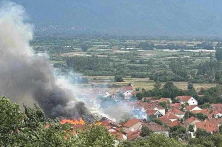 ЦУК: Силен пожар во струмичко Ново Село, зафатени три куќи во близина има и бензинска – повикани се и хеликоптери