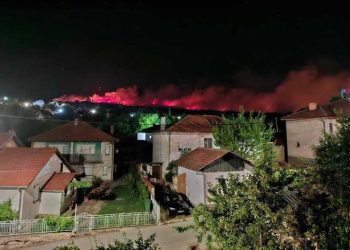 Противпожарната единица на Струмица испрати пожарникари – спасители во Пехчево да помогнат со големиот пожар