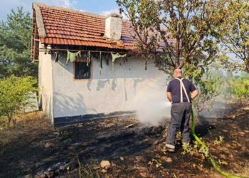 Гореше викендица помеѓу селата Свидовица и Банско