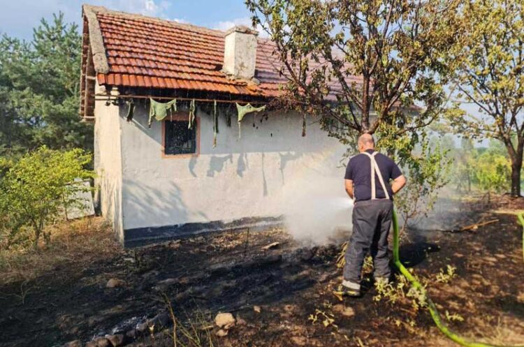 Гореше викендица помеѓу селата Свидовица и Банско