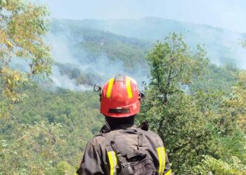 Словенечки хеликоптер ги евакуира пожарникарите и цивилите кои беа заробени меѓу пожарот на планината Огражден