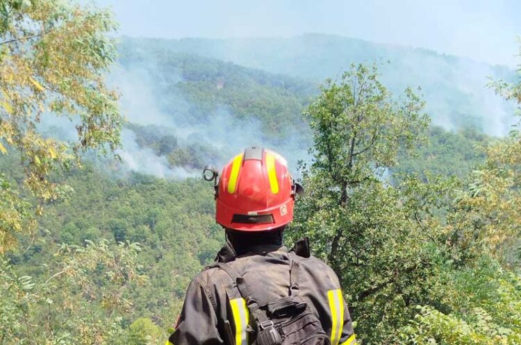 Словенечки хеликоптер ги евакуира пожарникарите и цивилите кои беа заробени меѓу пожарот на планината Огражден