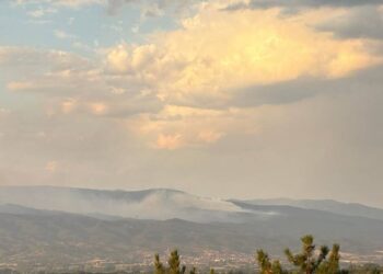 Голем пожар беснее над Бадилен и се шири кон границата со Бугарија