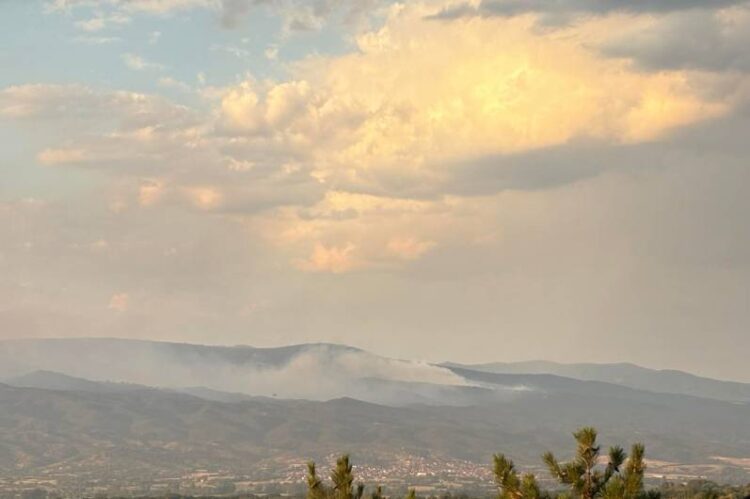 Голем пожар беснее над Бадилен и се шири кон границата со Бугарија