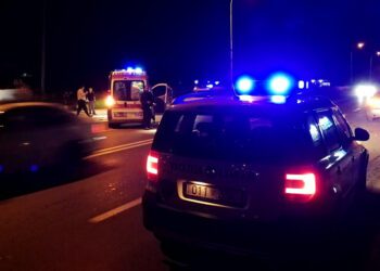 Мотоциклист изгубил контрола, паднал на коловозот и тешко се повредил
