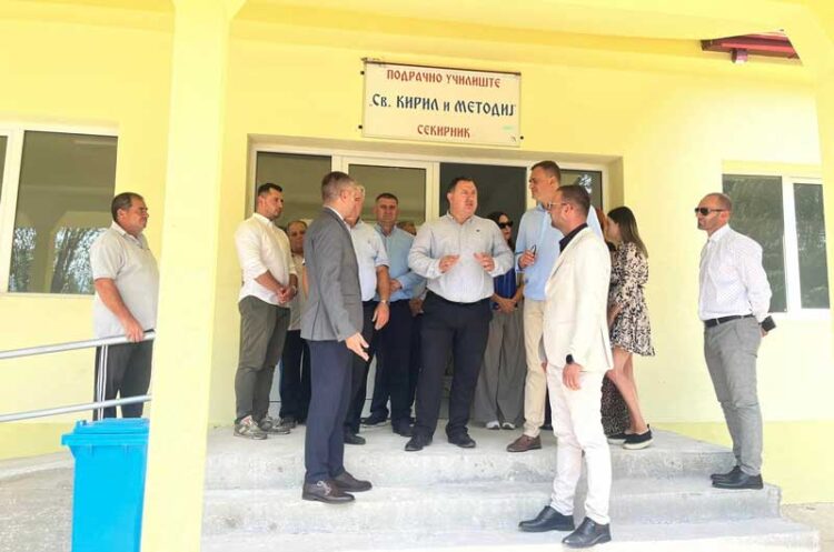 Министерот за локална самоуправа Златко Перински го посети реновираното училиште во Секирник