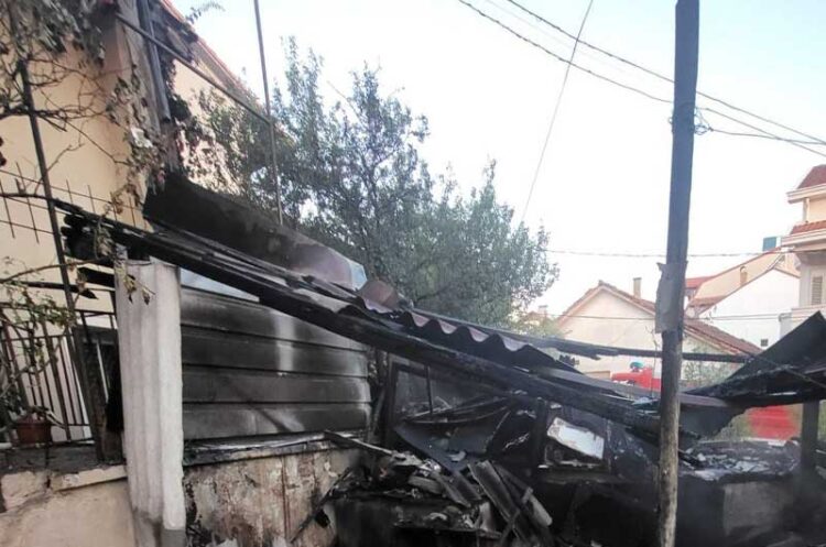 Утрово избувна пожар во помошна просторија од куќа, спречено негово проширување кон други објекти