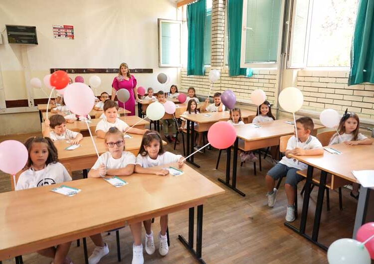 Во општина Струмица 451 прваче зачекорија во основното образование – 417 нови средношколци во двете средни училишта