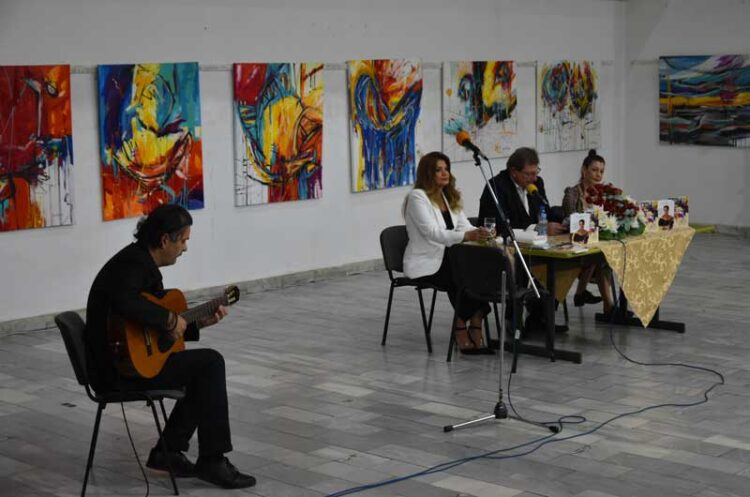 Во Струмица поставена изложба на македонската уметница Андријана Мациев, промовирани и двата алманаха „Љубов за сите“