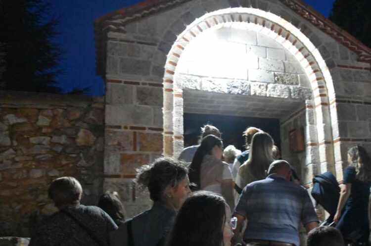 Многу народ од денеска попладне го посетува Манастирот во Вељуса – утре е Рождество на Пресвета Богородица