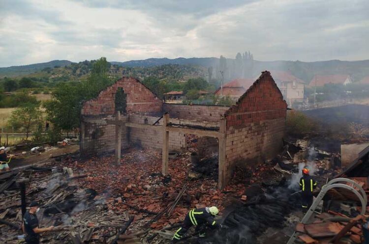 МВР поднесе кривична пријава против „предизвикувачите“ на пожарот во Ново Село каде пламнаа три куќи