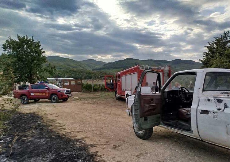 Избувнал пожар кај браната Водоча – спречено е пожарот да зафати и викендици