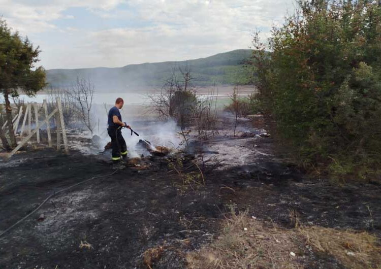 Избувнал пожар кај браната Водоча – спречено е пожарот да зафати и викендици