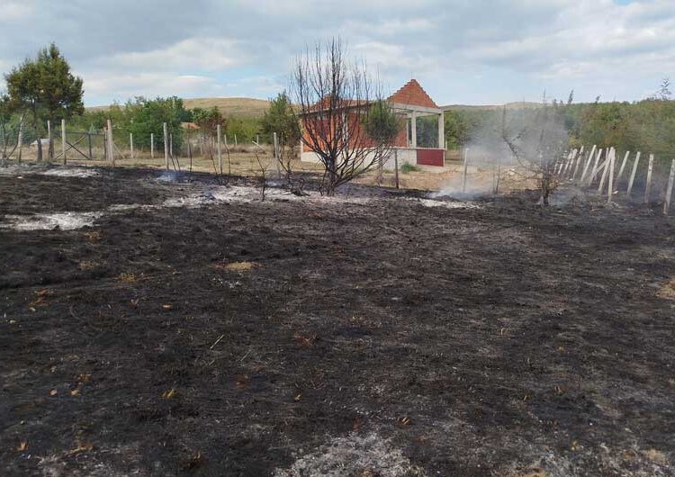 Избувнал пожар кај браната Водоча – спречено е пожарот да зафати и викендици