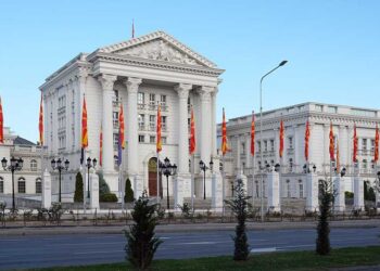 Владата обезбедува по 11.000 денари К15 за над 84.000 вработени во администрацијата