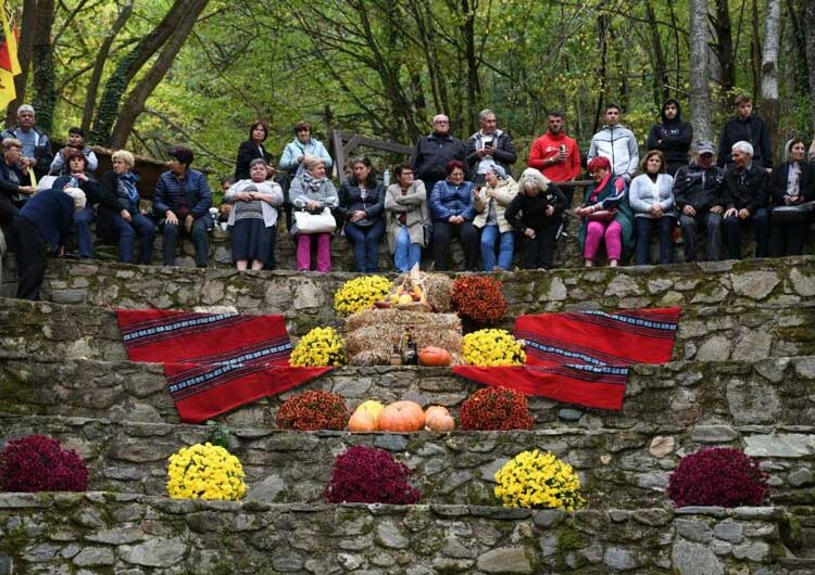 ФОТО: Над Смолари се одржа манифестацијата „Костенијада 2024“ – наоколу мирис на печен костен