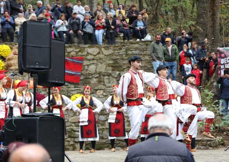 ФОТО: Над Смолари се одржа манифестацијата „Костенијада 2024“ – наоколу мирис на печен костен