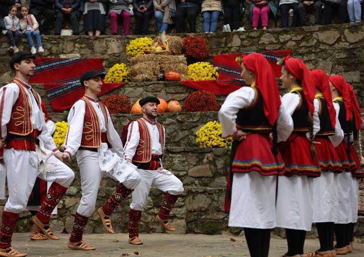 ФОТО: Над Смолари се одржа манифестацијата „Костенијада 2024“ – наоколу мирис на печен костен