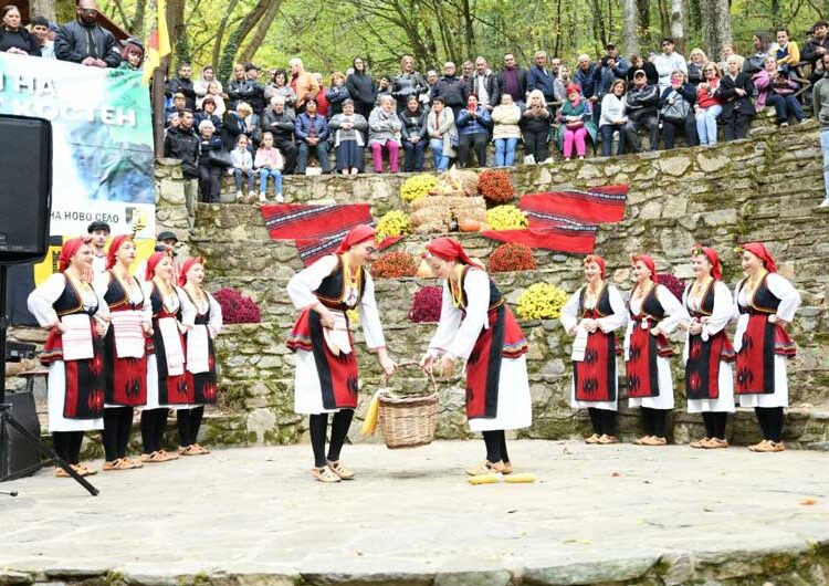 ФОТО: Над Смолари се одржа манифестацијата „Костенијада 2024“ – наоколу мирис на печен костен