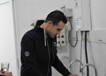 Костадинов реагира на соопштението на АХВ за водата – тврди дека водата е исправна