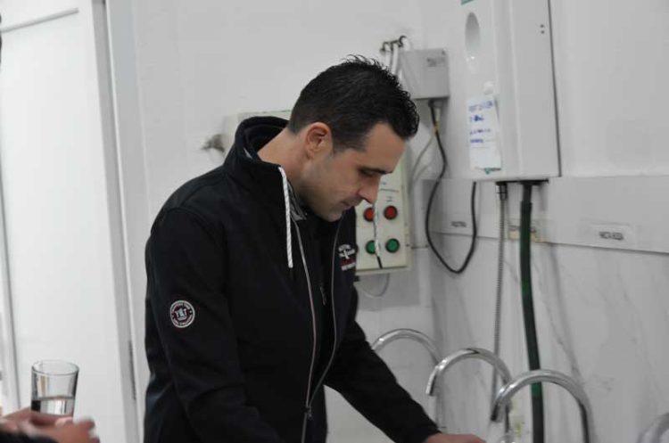 Костадинов реагира на соопштението на АХВ за водата – тврди дека водата е исправна