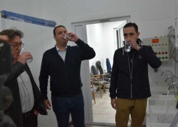 Градоначалникот Костадинов и директорот Љачев се напија вода од чешмите