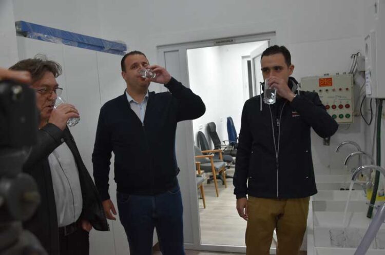 Градоначалникот Костадинов и директорот Љачев се напија вода од чешмите