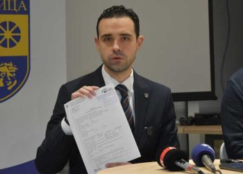 Градоначалникот на Струмица го покажа решението на АХВ со кое се укина забраната за користење на водата за пиење