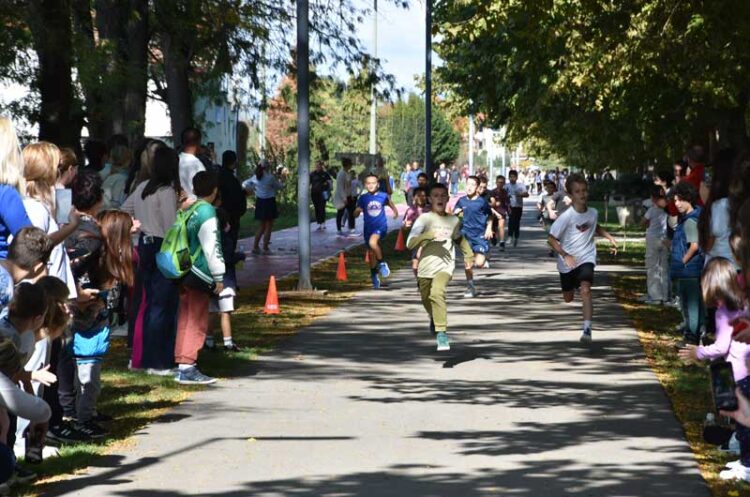 За прв пат во Струмица се одржаа Есенски Крос трки за ученици од I до V одделение