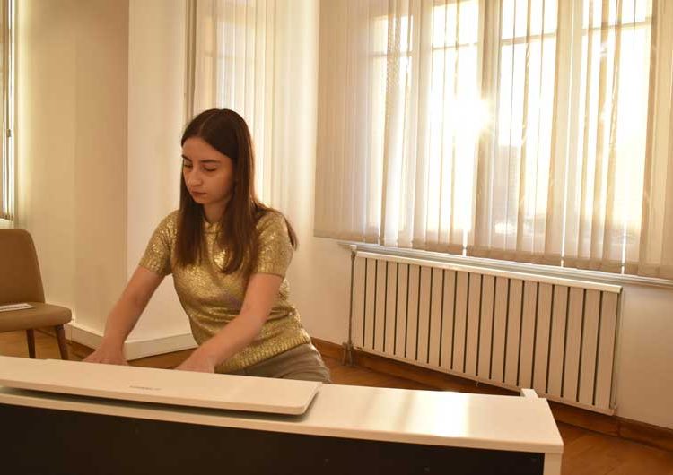 Младата струмичанка Ивана Мазнејкова одржа концерт во Истанбул