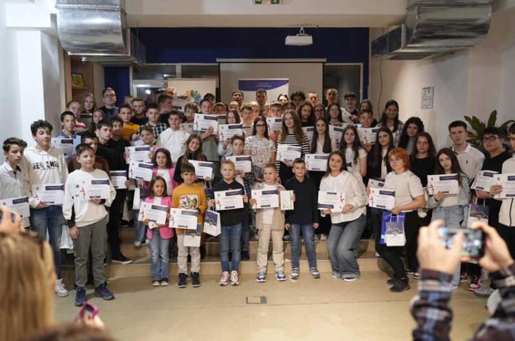 Доделени стипендии на талентирани ученици од општина Струмица
