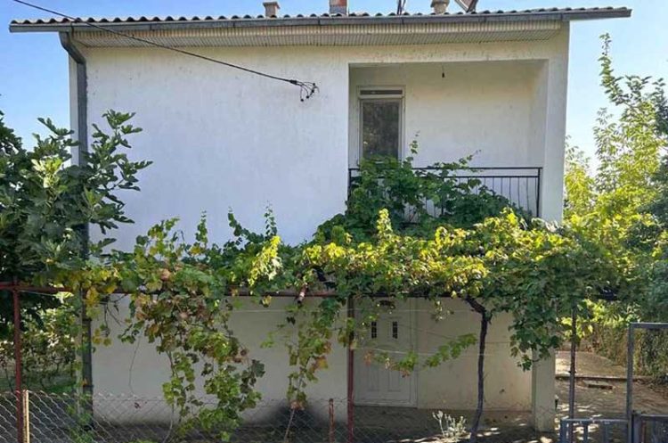 Во Стар Дојран СЕ ПРОДАВА вселива куќа со 2 апартмани