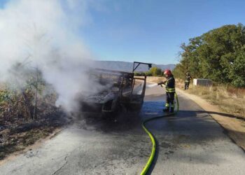 Гореше товарно возило на патот кај селото Дрвош
