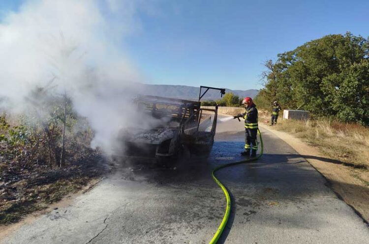 Гореше товарно возило на патот кај селото Дрвош