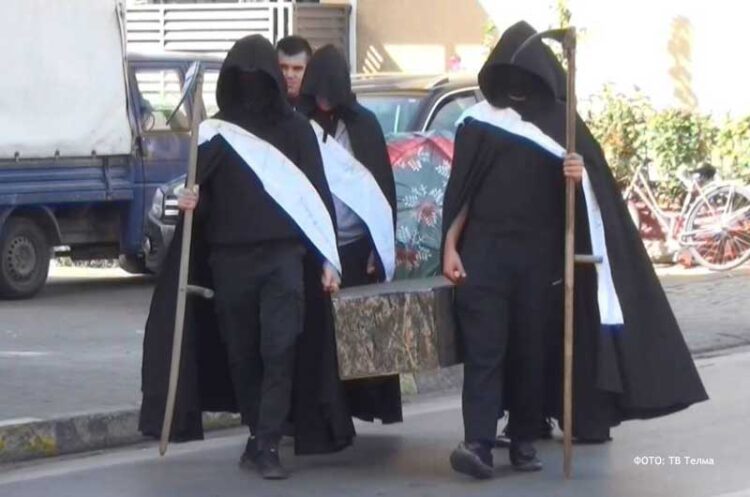 ТЕЛМА: Симболичен погреб пред зградата на Општина Ново Село поради отворање на индустриски објекти