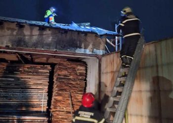 Пожар во погон за производство на столови во Сушица