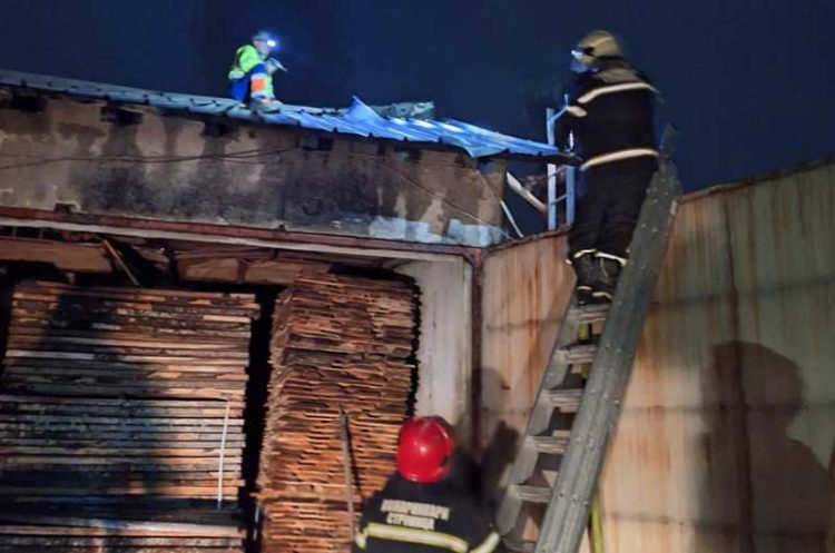 Пожар во погон за производство на столови во Сушица