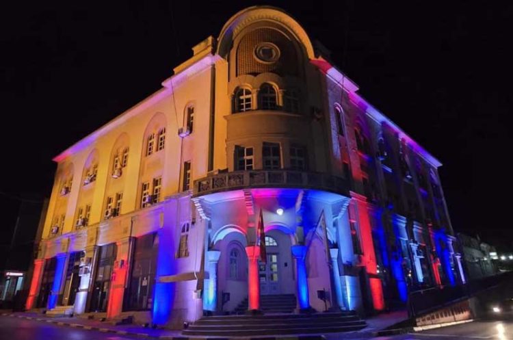 ФОТО: Зградата на Општина Струмица осветлена во боите на Србија