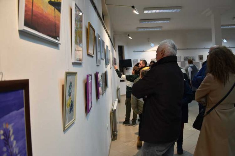Во струмичкиот Музеј поставена хуманитарна детска изложба – посетителите купуваа слики создадени од деца
