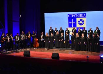 И пак пред Нова година се распееја „Распеаните струмичани“ – публиката уживаше, пееше со нив и ракоплескаа