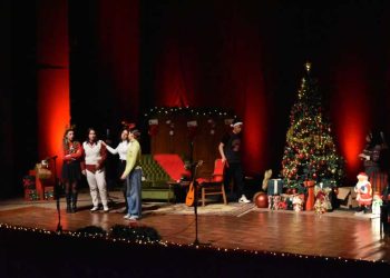 „Новогодишна магија“ се случи синоќа – полна сала народ собра пари за лекување на една мајка на две деца