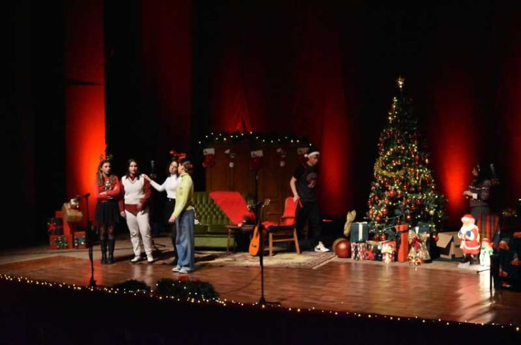 „Новогодишна магија“ се случи синоќа – полна сала народ собра пари за лекување на една мајка на две деца