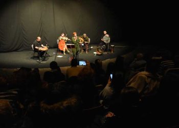 Музичка седенка на која публиката си потпевнуваше, а со рацете го следеше ритамот на „Чалгија саунд систем“